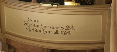 Malerei in der Kirche zu Deuben: Singet dem Herrn ein neues Lied, singet dem Herrn alle Welt.